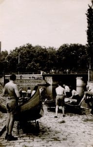 Canoës et de kayaks qui se préparent au départ